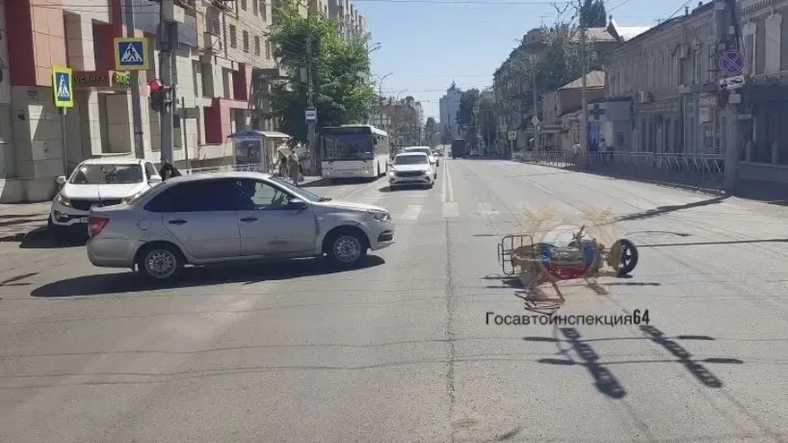 В центре Саратова скутерист попал под машину