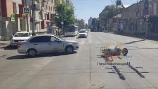В центре Саратова скутерист попал под машину