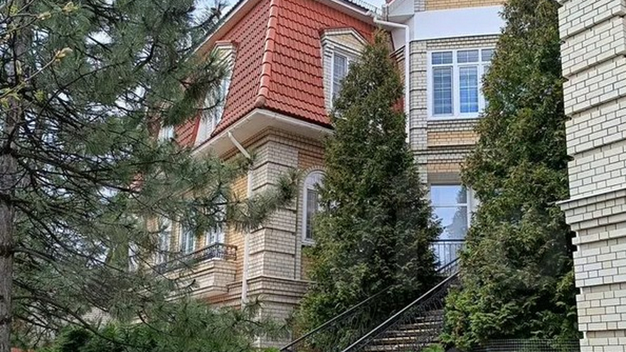 В Саратове продают два коттеджа ценой от 100 млн рублей