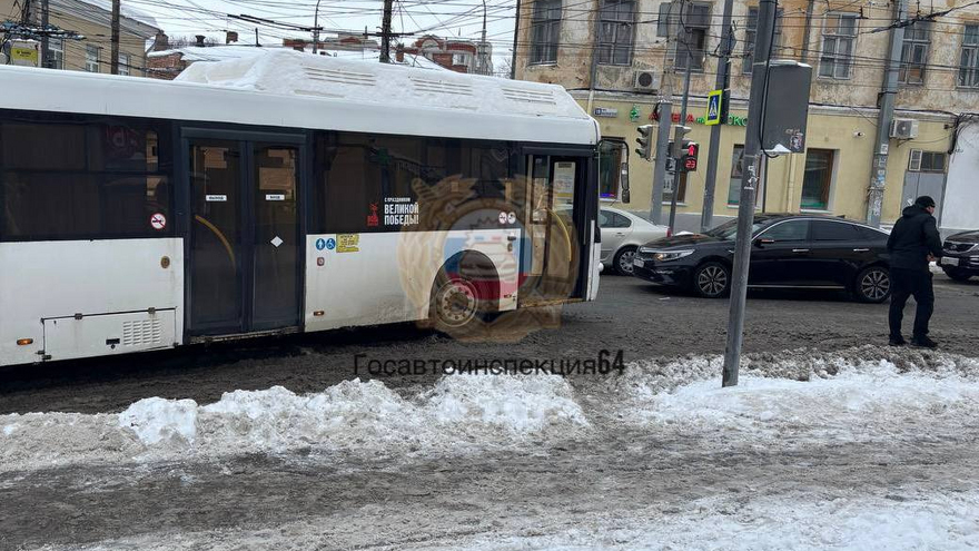 Автобус сбил женщину в центре Саратова: полиция ищет свидетелей