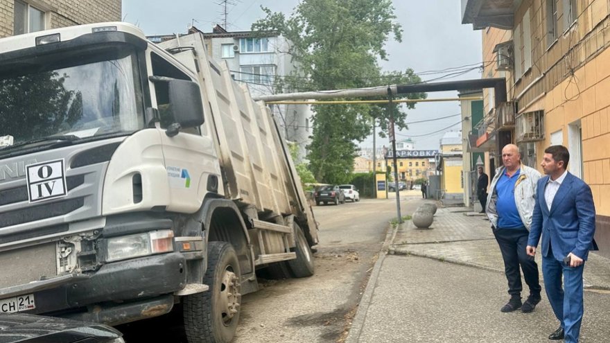 В центре Саратова провалился мусоровоз