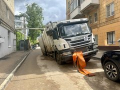 В центре Саратова провалился мусоровоз