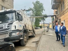 В центре Саратова провалился мусоровоз