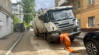 В центре Саратова провалился мусоровоз