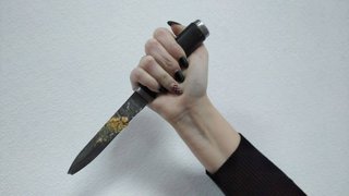 Жительница Саратова пырнула ножом подругу из ревности к собутыльнику