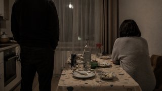 На застолье возмущенный гость едва не задушил 65-летнюю женщину