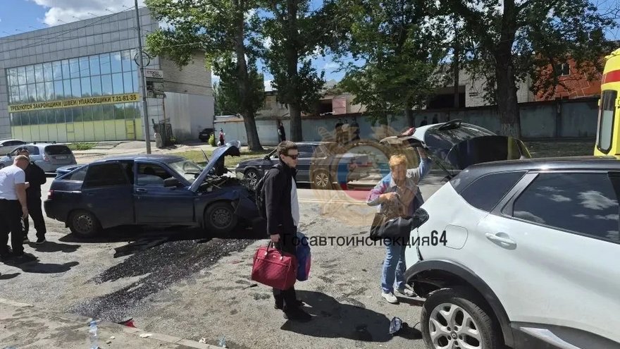 В Саратове водитель пострадал в столкновении легковушек