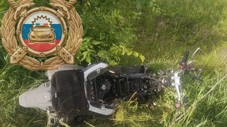 В саратовском селе два водителя пострадали в столкновении скутера с кроссовером