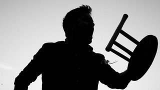 Под Саратовом мужчина грозился убить жену и швырял в нее табуретом