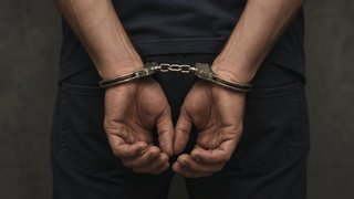 Заковали жертву в наручники, затолкали в машину и потребовали 3 млн: в Саратове осуждены полицейские-рэкетиры