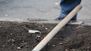 Под Саратовом мужчина избил собутыльника черенком от лопаты