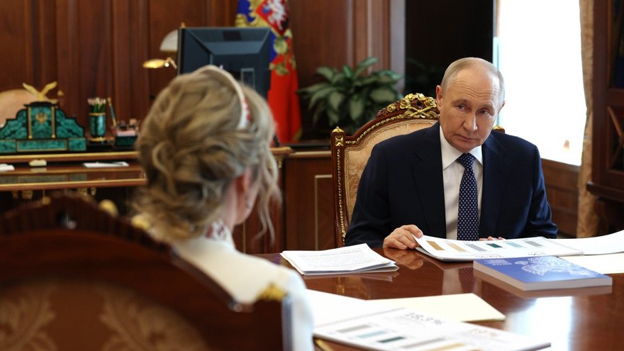 Путин отметил заслуги артистки и трех железнодорожников из Саратовской области