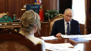 Путин отметил заслуги артистки и трех железнодорожников из Саратовской области
