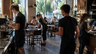 Саратовские подростки хотят работать барменами и официантами