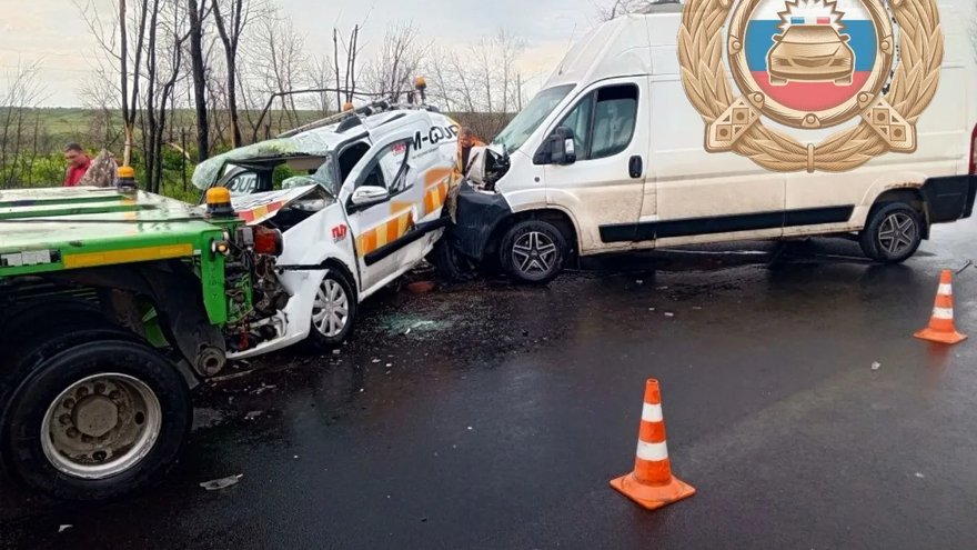 Под Саратовом легковушку смяло в массовом ДТП