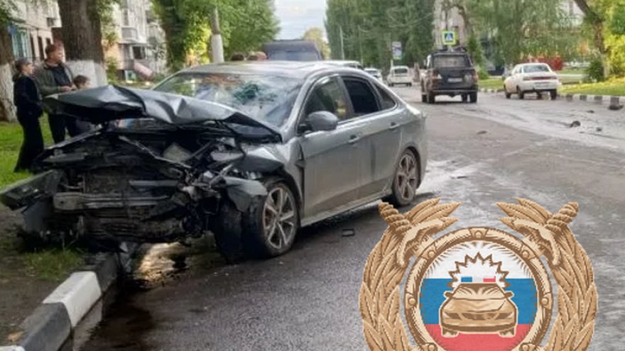 Под Саратовом два водителя разбились в тройном ДТП