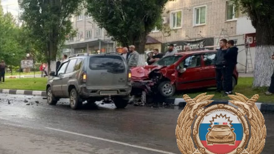 Под Саратовом два водителя разбились в тройном ДТП