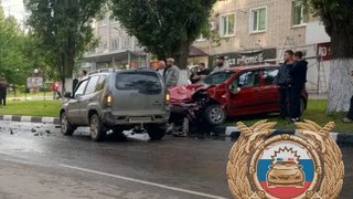 Под Саратовом два водителя разбились в тройном ДТП
