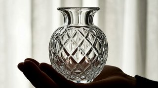 Горожанин пригрозил убить бывшую жену хрустальной вазой и получил уголовное дело