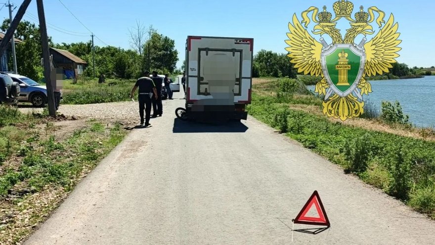 В Саратовской области грузовик сбил двух подростков на мотоцикле