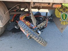 В Саратовской области грузовик сбил двух подростков на мотоцикле