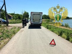 В Саратовской области грузовик сбил двух подростков на мотоцикле