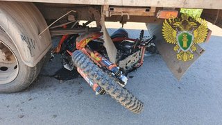 В Саратовской области грузовик сбил двух подростков на мотоцикле