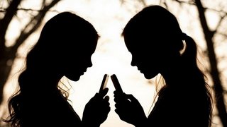 В Энгельсе девушка получила уголовное дело за кражу денег с карты отца
