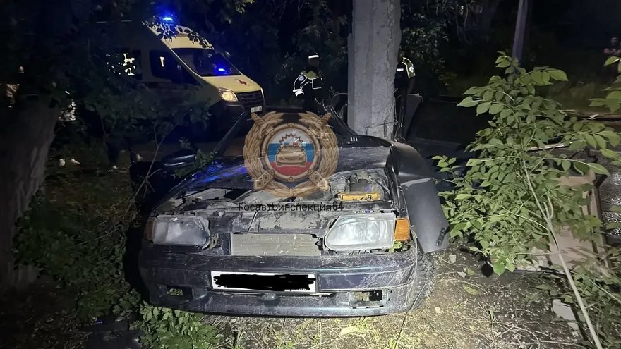 В Саратове подростки на машине разбились о столб