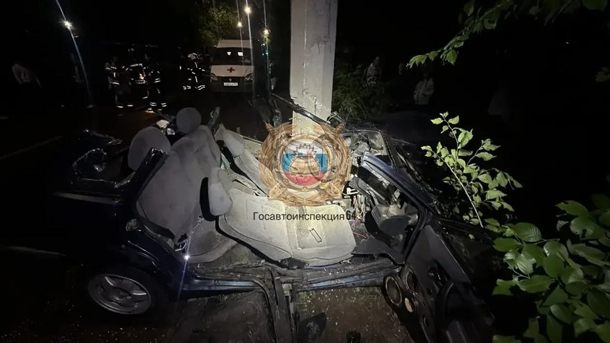 В Саратове подростки на машине разбились о столб