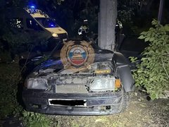 В Саратове подростки на машине разбились о столб