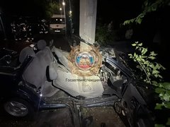 В Саратове подростки на машине разбились о столб