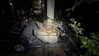 В Саратове подростки на машине разбились о столб