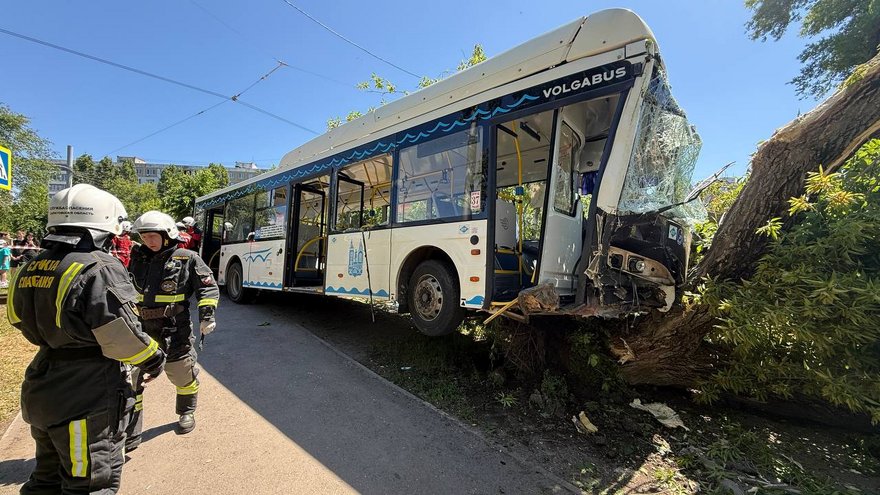 В Саратове автобус влетел в дерево: пострадали пассажиры
