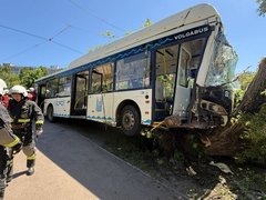 В Саратове автобус влетел в дерево: пострадали пассажиры