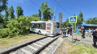 В Саратове автобус влетел в дерево: пострадали пассажиры