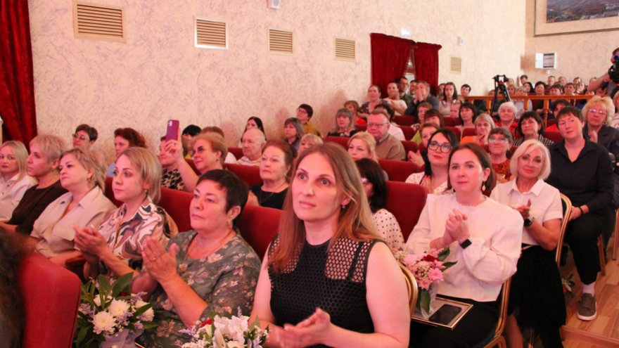 В Энгельсском доме-интернате торжественно поздравили сотрудников с профессиональными праздниками 