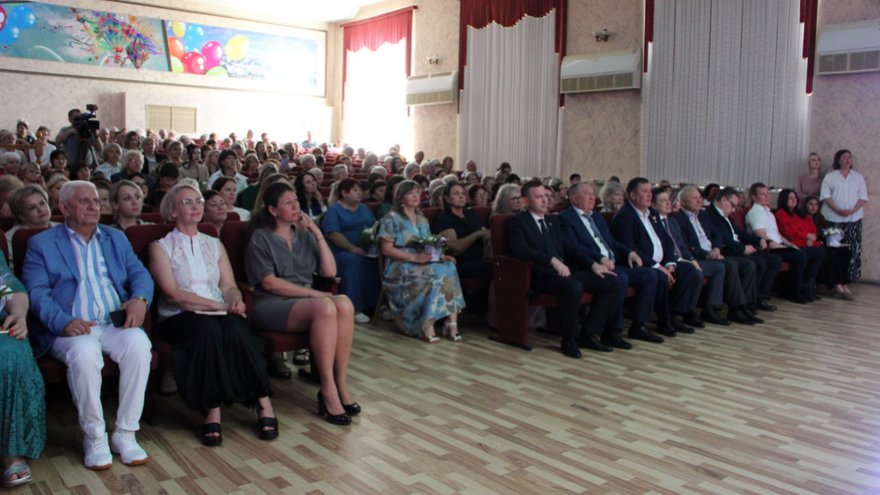 В Энгельсском доме-интернате торжественно поздравили сотрудников с профессиональными праздниками 