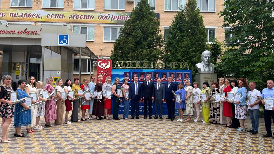 В Энгельсском доме-интернате торжественно поздравили сотрудников с профессиональными праздниками 