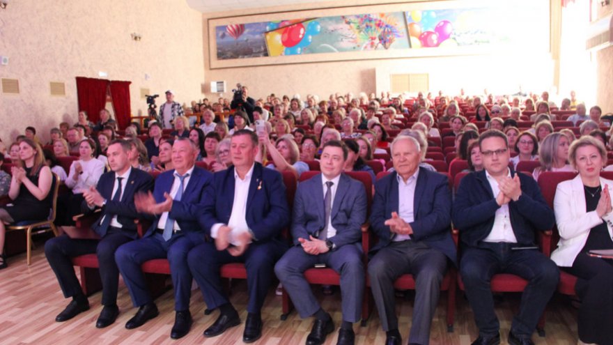 В Энгельсском доме-интернате торжественно поздравили сотрудников с профессиональными праздниками 