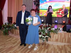 В Энгельсском доме-интернате торжественно поздравили сотрудников с профессиональными праздниками 