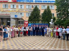 В Энгельсском доме-интернате торжественно поздравили сотрудников с профессиональными праздниками 