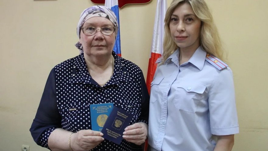 В Саратове 70-летняя гражданка Казахстана получила вид на жительство в России