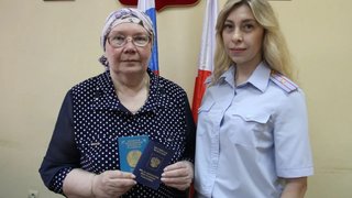 В Саратове 70-летняя гражданка Казахстана получила вид на жительство в России