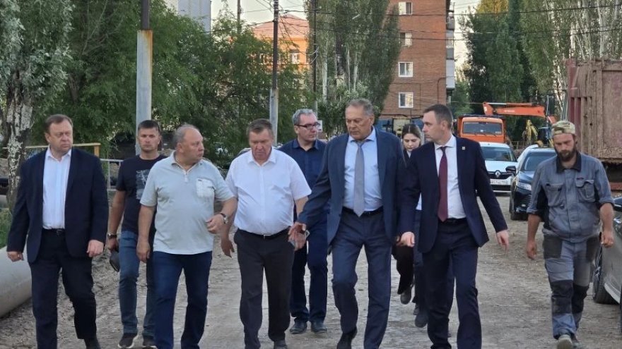 В Энгельсе готовятся бурить отверстие для замены второго участка обвалившегося коллектора