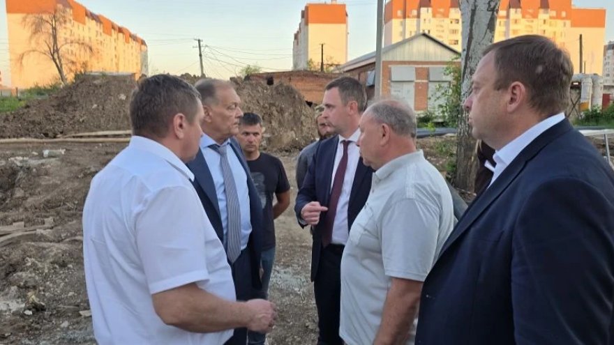 В Энгельсе готовятся бурить отверстие для замены второго участка обвалившегося коллектора