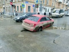 Мэрия Саратова пообещала высокие штрафы за неогороженные коммунальные ямы
