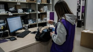 Сотрудница пункта выдачи маркетплейса украла одежду и золотую цепочку