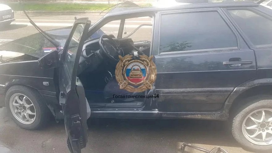 На улице Чернышевского легковушка влетела в столб