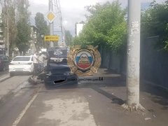 На улице Чернышевского легковушка влетела в столб